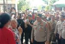 Polda Sulsel Membagikan 500 Paket Bantuan untuk Korban Banjir di Makassar - JPNN.com