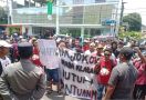 Minta Kades Klatakan Jadi Tahanan Kota, Ratusan Warga Demo di PN Jember - JPNN.com