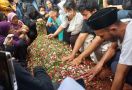 Air Mata Sang Buah Hati Iringi Pemakaman Ki Joko Bodo - JPNN.com