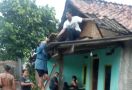 Puluhan Rumah di Bekasi Rusak Diterjang Angin Puting Beliung, Begini Kondisinya - JPNN.com