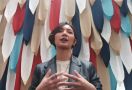 Terbiasa Tinggal di Bekasi, Sheila Dara Tak Sanggup Pakai Baju Selapis di London - JPNN.com