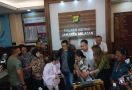 Dewi Perssik Bawa Ibunda ke Kantor Polisi, Winarsih Menangis Lalu Sujud - JPNN.com