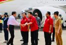 Jokowi Tiba di Jatim, Prabowo dan BG Kompak Pakai Baju Merah Menyambut - JPNN.com