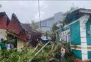 Angin Kencang Merusak Rumah Warga di Ambon - JPNN.com