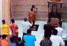 Lagi Pimpin Salat, Imam Masjid Dipukul, Lihat - JPNN.com