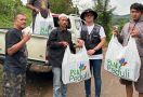 Petugas PLN Sisir Lokasi Terisolir Untuk Salurkan Bantuan Pascagempa Cianjur - JPNN.com