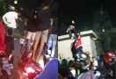 Video Viral, Sekelompok Orang Menenteng Sajam, Korban Tergeletak, Polisi Bilang Begini - JPNN.com