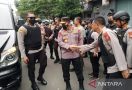 Kapolri Jenderal Listyo ke TKP Bom Bunuh Diri Bandung, Brimob: Tolong Mundur - JPNN.com