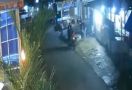 Lagi Duduk Santai, Penjual Nasi Goreng di Bekasi Didatangi 3 Pria Bersajam, HP Raib - JPNN.com