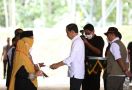 Jokowi Serahkan Dana Stimulan kepada Korban Gempa Cianjur, Dicairkan Bertahap - JPNN.com