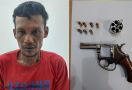 Suwanto Ditangkap Polisi, Sepucuk Senpi & Sabu-Sabu Ditemukan di Tas Selempangnya - JPNN.com