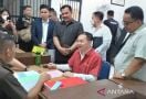 Apin BK Bos Judi Online Terbesar di Sumut Diserahkan kepada Jaksa, Lihat Ekspresinya - JPNN.com