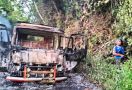 KKB Bawa Bom Molotov, Serang Rombongan Polisi, 4 Kendaraan Dibakar, 1 Orang Tewas - JPNN.com