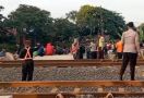 Pelajar SMP Tewas Tertabrak Kereta Api di Bekasi, Jasadnya Belum Ditemukan - JPNN.com