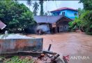 Banjir di Natuna, Satu Rumah Warga Hanyut - JPNN.com