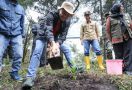 Ganjar Pranowo Ikut Tanam 283 Ribu Kopi Bersama Petani Milenial di Dieng - JPNN.com