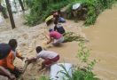 Dini Hari Warga Ketitang Wetan Pati Terendam Banjir - JPNN.com