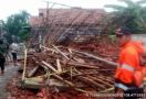 Angin Kencang Menghancurkan Bangunan di Cirebon - JPNN.com