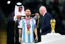 Jubah Hitam yang Didapat Messi Bukan Sembarangan, Harganya? - JPNN.com