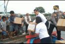 Akpol 2010 Bagikan Seribu Paket Sembako kepada Nelayan dan Buruh Pelabuhan di Jakut - JPNN.com