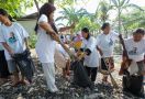 Bersihkan Pesisir Sungai Bondet, Komunitas Pendukung Ganjar Gandeng Kelompok Nelayan di Cirebon - JPNN.com