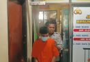 Pembegal dengan Parang Itu Ternyata Mahasiswa, Orangnya Kini Pakai Kopiah di Kantor Polisi, Lihat - JPNN.com