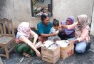 Rumah Suyanto Terbakar, Mak Ganjar Sigap Datang Bawa Bantuan - JPNN.com