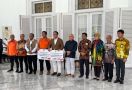 Isran Noor Serahkan Bantuan Masyarakat Kaltim kepada Korban Gempa Cianjur - JPNN.com