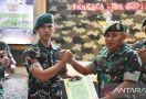 Mayjen TNI Bobby Beri Penghargaan kepada Pratu Hafifi Penangkap Anggota Geng Motor - JPNN.com