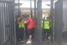 Timnas Indonesia vs Thailand: Dear Penonton, Barang ini Dilarang Masuk SUGBK - JPNN.com