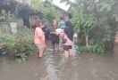 Hujan dan Banjir Tak Menyulutkan Semangat Mak Ganjar Untuk Berbagi - JPNN.com