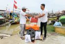 Sukarelawan Ganjar Berikan Bantuan Mesin Kapal Untuk Nelayan di Karawang - JPNN.com