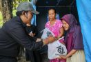 Sukarelawan Gardu Ganjar Banten Beri Bansos untuk Korban Banjir dan Longsor di Lebak - JPNN.com