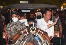 Presiden Jokowi Naik Andong di Malioboro, Siapa tuh Duduk di Samping Pak Kusir? - JPNN.com