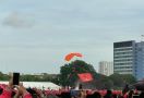 Atraksi Terjun Payung di HUT PDIP, Megawati Serahkan Bendera Merah Putih kepada Jokowi - JPNN.com