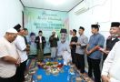 Santri Dukung Ganjar Beri Karpet hingga Sembako ke Majelis Taklim di Pesanggrahan - JPNN.com