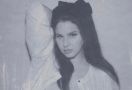 Lana Del Rey Pamer Dada di Sampul Album, Jadwal Rilis Ditunda - JPNN.com