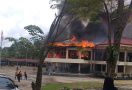 Gedung DPRD Inhu Terbakar, Api Membara di Lantai 2 - JPNN.com