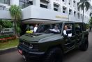 Saat Prabowo Bawa Kendaraan Taktis Sopiri Jokowi, Ratusan Jenderal TNI-Polri Melihat - JPNN.com