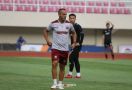 Jamu Persib Bandung, Pelatih Madura United Bilang Begini Soal Luis Milla - JPNN.com