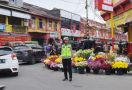 Jelang Imlek, Pasar Sago Pekanbaru Ramai Pengunjung, Polisi Turun Tangan - JPNN.com