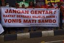 Datangi PN Jaksel, Demonstran Minta Ferdy Sambo Dihukum Mati - JPNN.com