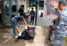 Lanal Bengkulu Mengevakuasi Mayat Pria Tanpa Identitas di Dermaga Pulau Baai - JPNN.com