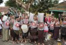 Relawan Puan Majalengka Mengadakan Lomba Menangkap Ikan dan Bagikan Bantuan - JPNN.com