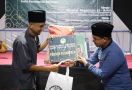 Santri Dukung Ganjar Salurkan Bantuan untuk Pembangunan Gedung Masjid di Kuningan - JPNN.com