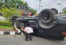 Seorang Dokter Kecelakaan di Pekanbaru, Mobilnya Sampai Terbalik Begini - JPNN.com