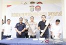 Bentrok Debt Collector vs Ormas di Bekasi, Polisi Tetapkan 4 Tersangka, Lihat Barbuknya - JPNN.com
