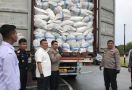 2 Kontainer Berisi Ribuan Karung Barang Bekas dari Singapura Diamankan Polda Kepri - JPNN.com