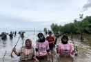 Srikandi Ganjar Sumsel Tanam 500 Bibit Mangrove Bersama Warga - JPNN.com