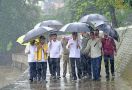Jokowi Sampai Hujan-hujanan Meninjau Proyek Normalisasi yang Berhenti di Era Anies, Lihat - JPNN.com